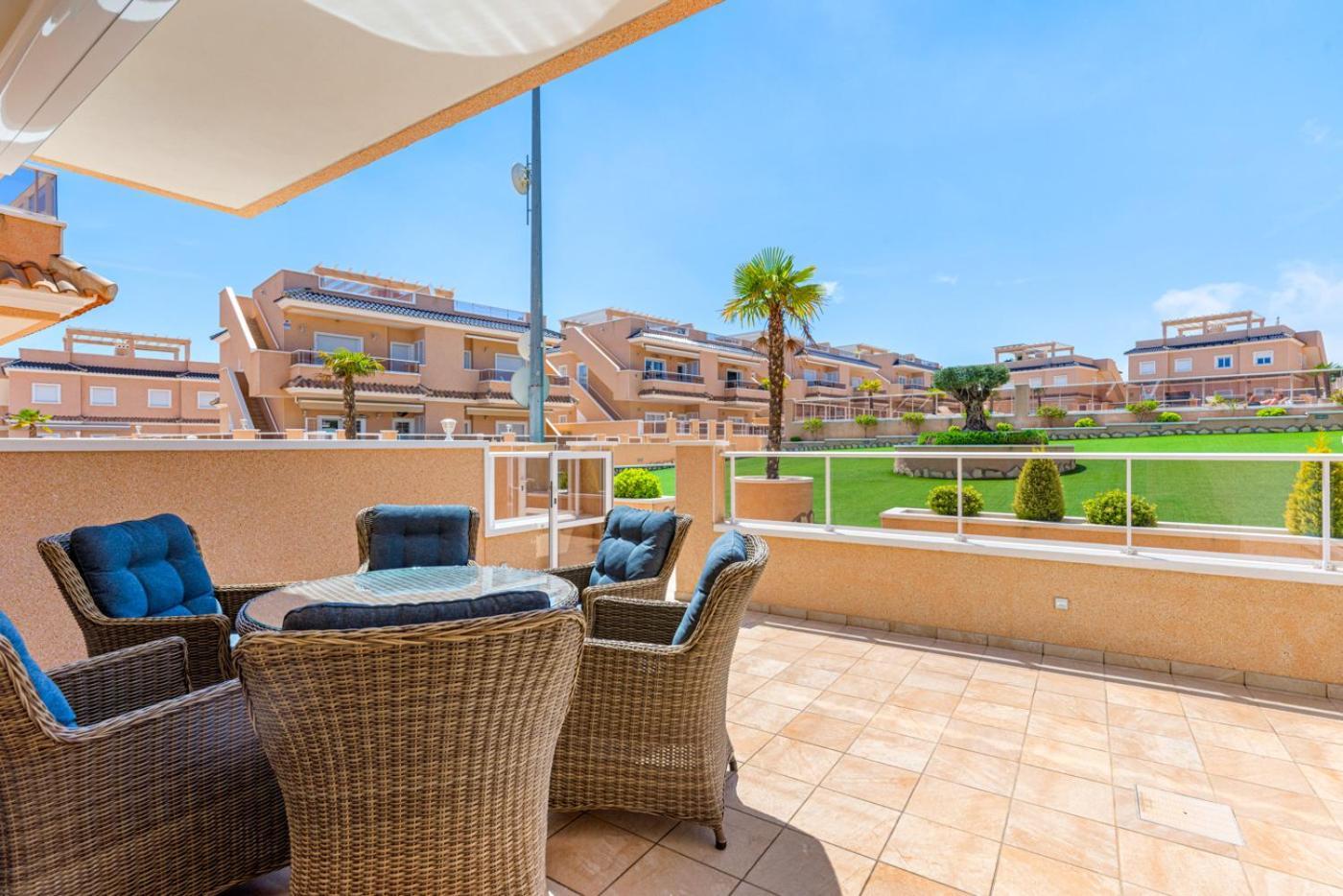 Apartments Punta Prima Indoor & Outdoor Pool 托雷维耶哈 外观 照片